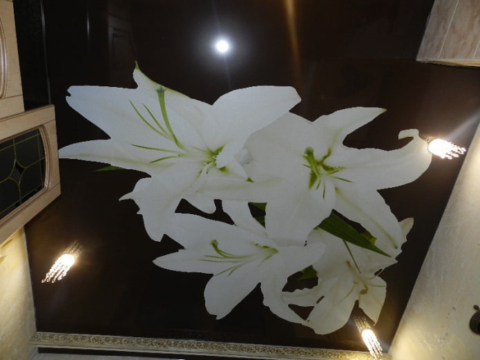 meregangkan kanvas dengan gambar bunga bakung