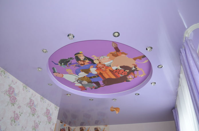 struttura del soffitto lilla nella stanza dei bambini