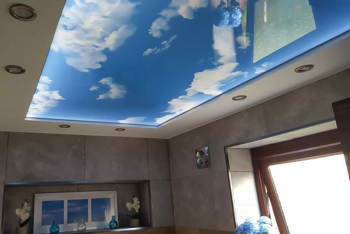 trần nhà với một bức tranh của bầu trời