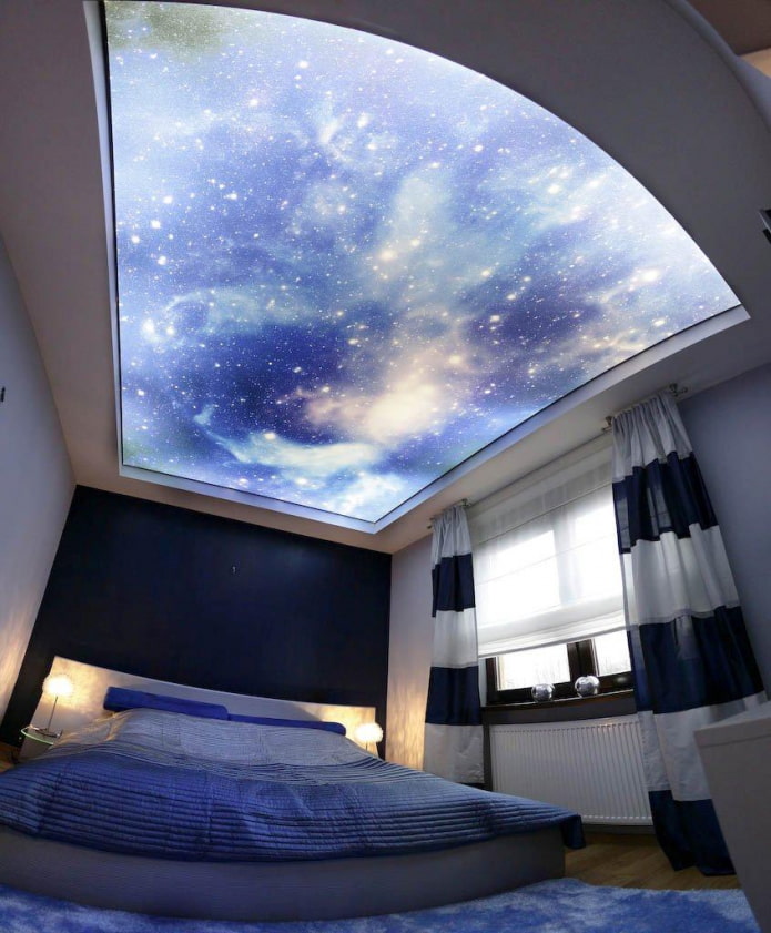 תקרה עם תמונת החלל בחדר השינה