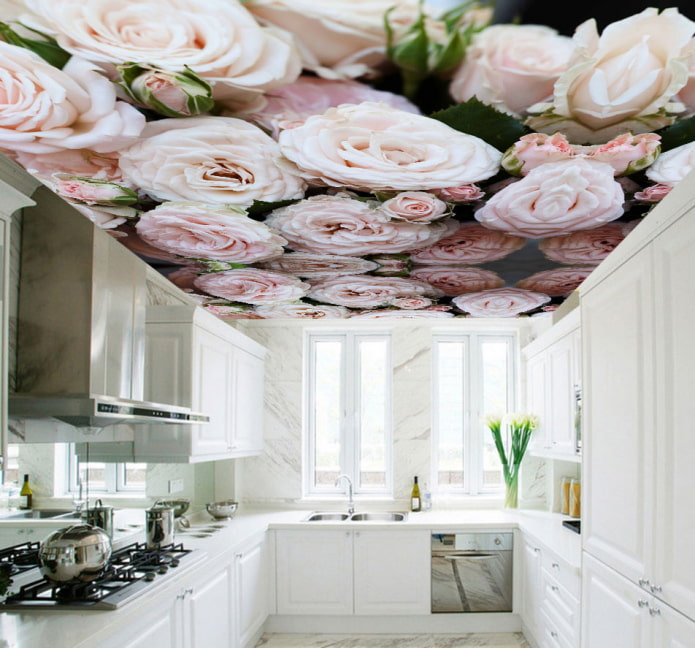 таван с изображение на цветя в кухнята
