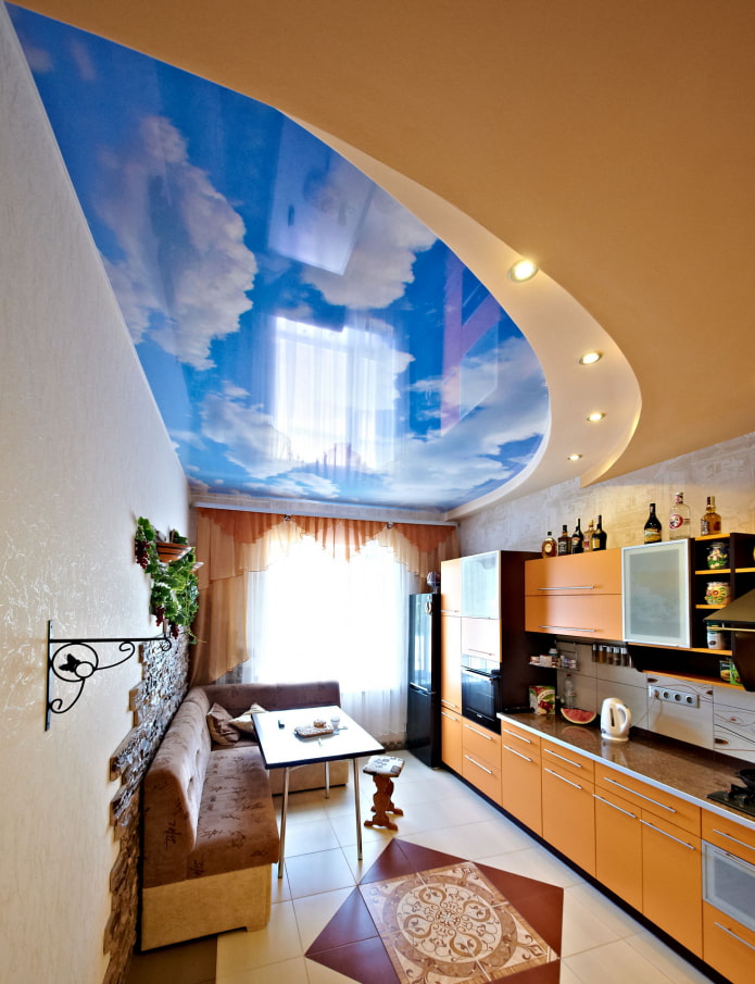 trần nhà với hình ảnh bầu trời trong nhà bếp