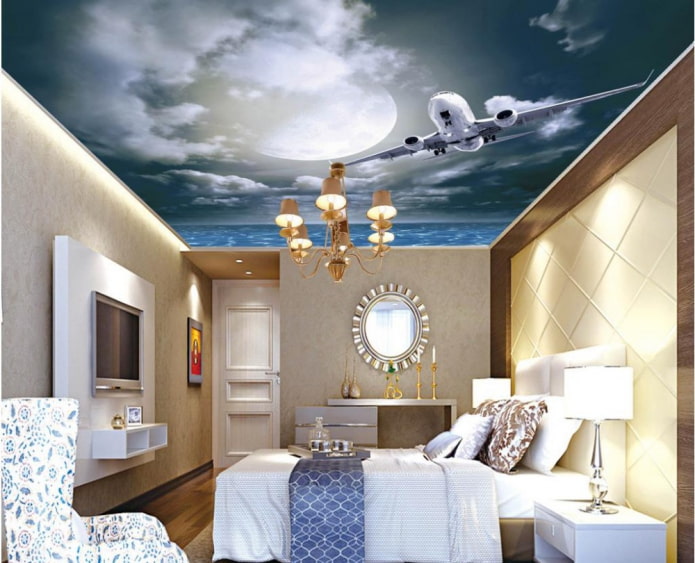sufit z obrazkiem nieba i samolotem w sypialni
