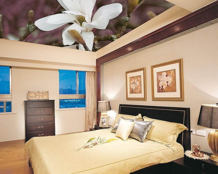 strop s obrázkom kvetu v spálni