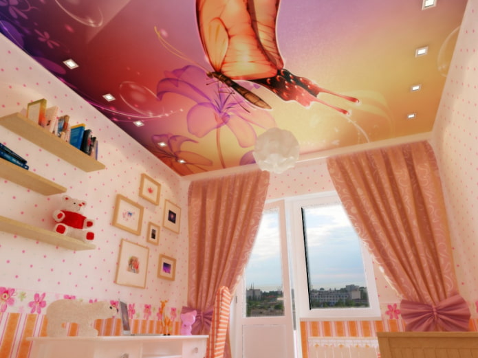 soffitto con l'immagine di una farfalla nella stanza dei bambini