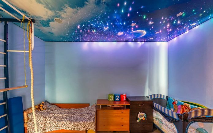 strop s obrazem hvězdné oblohy v dětském pokoji