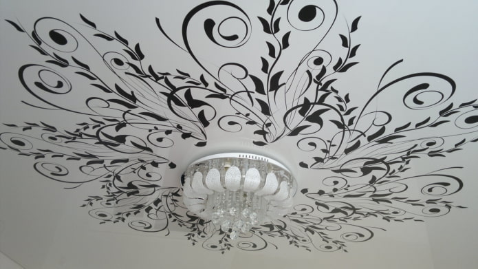 wit plafond met zwart patroon