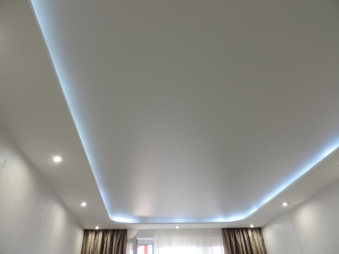 bílá podsvícená strečová stropní konstrukce