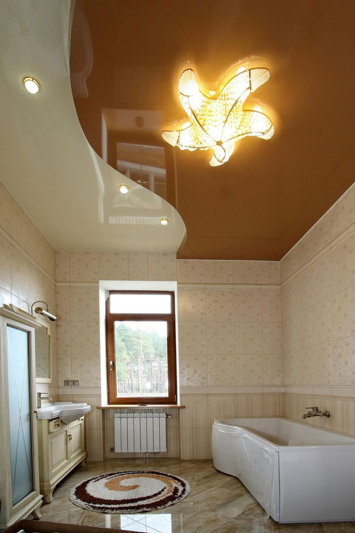 двуцветен таван в интериора на банята