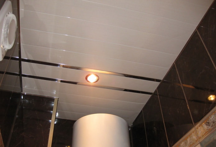rek opgehangen structuur in de badkamer