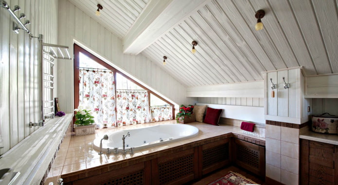 soffitto in legno nel bagno al piano mansardato