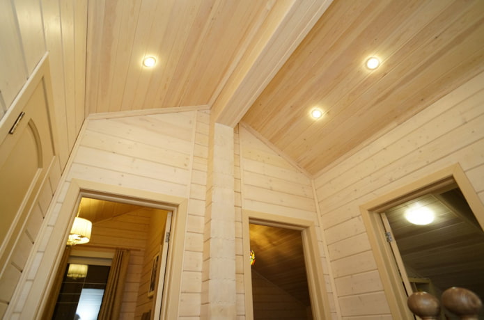 obloženie stropu z borovice v interiéri