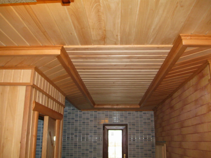 fıçı tahtası ile kaplanmış iki seviyeli tavan yapısı