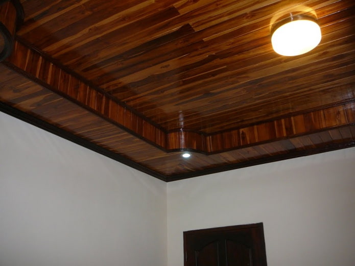struttura del soffitto a due livelli rivestita con assicelle