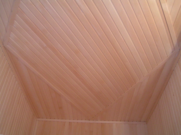 căptușeală de tavan așezată în diagonală