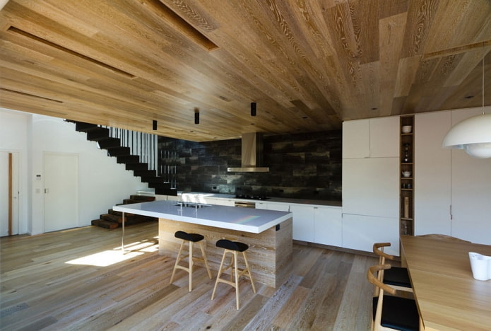 سقف يشبه الخشب في المطبخ