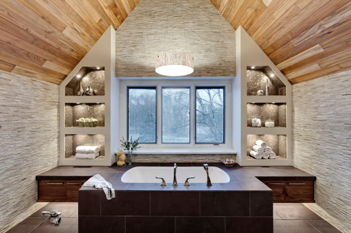 dřevěný strop v koupelně