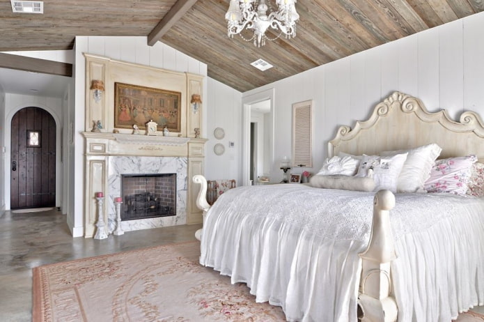 sufit wykonany z drewna w sypialni