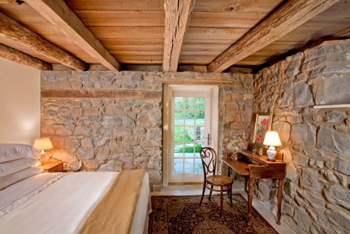 soffitto in legno con travi in ​​camera da letto