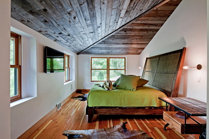 dřevěný strop v podkroví
