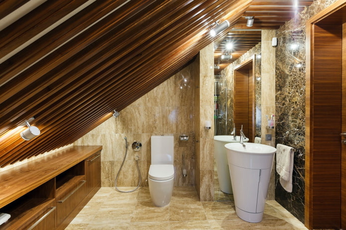 strop vyrobený z dreva v kúpeľni