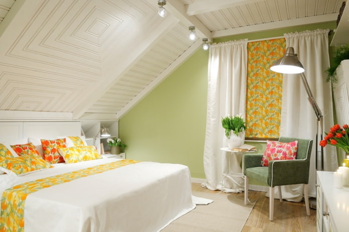 biały drewniany sufit w sypialni