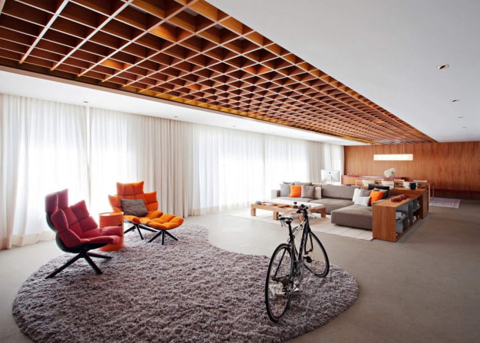 таван от дървени решетки в хола