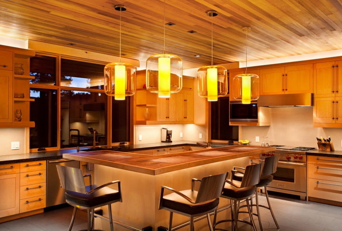 rudos medinės lubos virtuvėje
