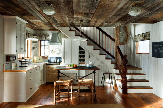 starožitný dřevěný strop v kuchyni
