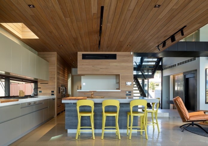 dřevěný strop v interiéru kuchyně