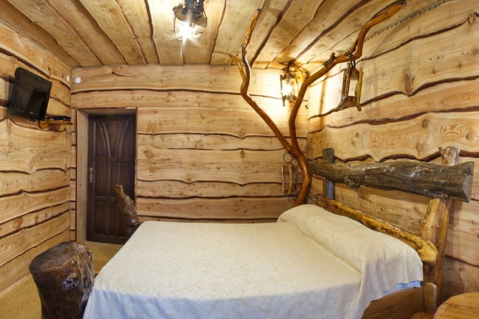 strop z drevených rezov v spálni