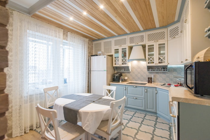 dvojfarebný drevený strop v kuchyni