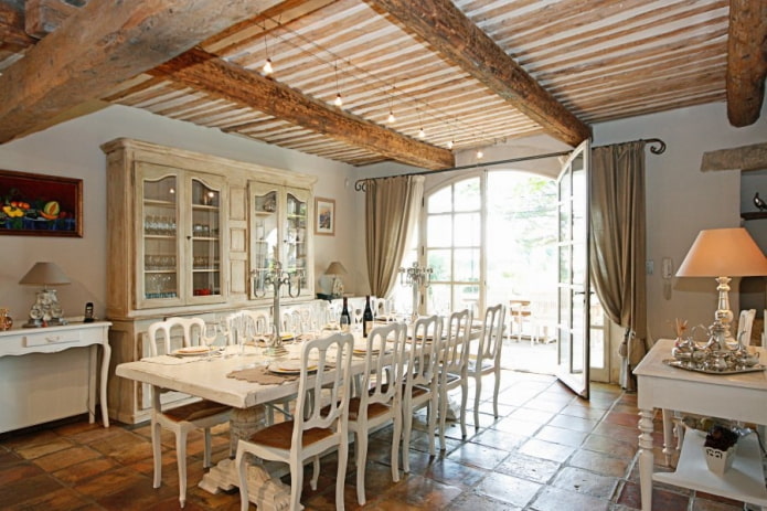 Soffitto in legno stile provenzale