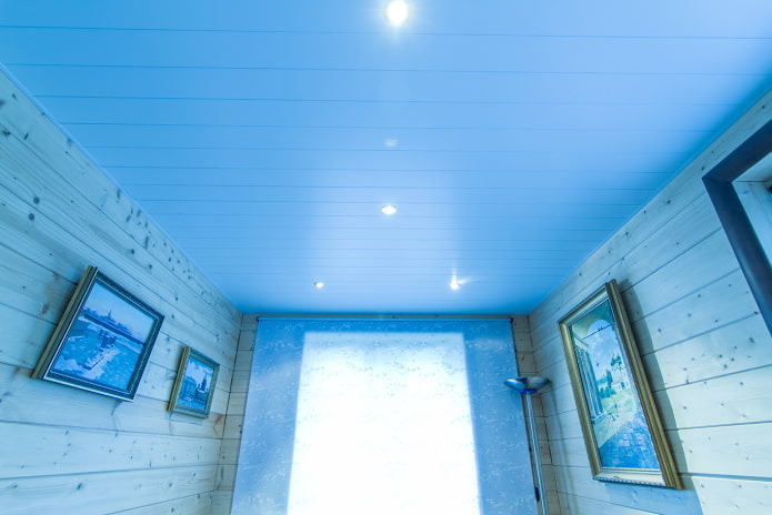 lamelová stropní konstrukce v modré barvě
