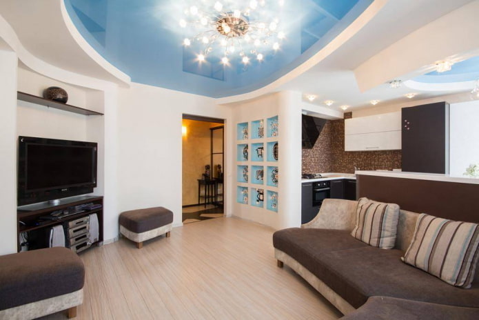 modrá stropní konstrukce v obývacím pokoji