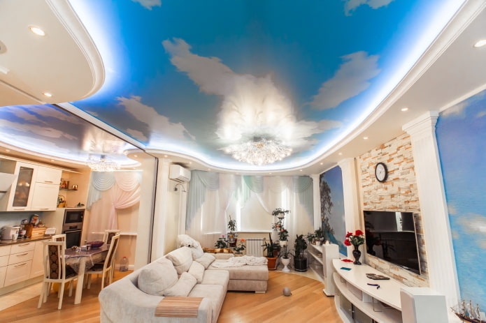 modrá stropní konstrukce v obývacím pokoji