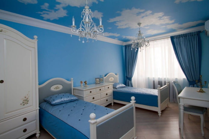 modrý strop kombinovaný s modrými stěnami