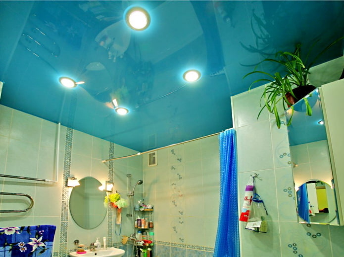בד מתיחה כחול בחדר האמבטיה