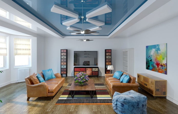 modrá stropní konstrukce v kombinaci s hnědou podlahou
