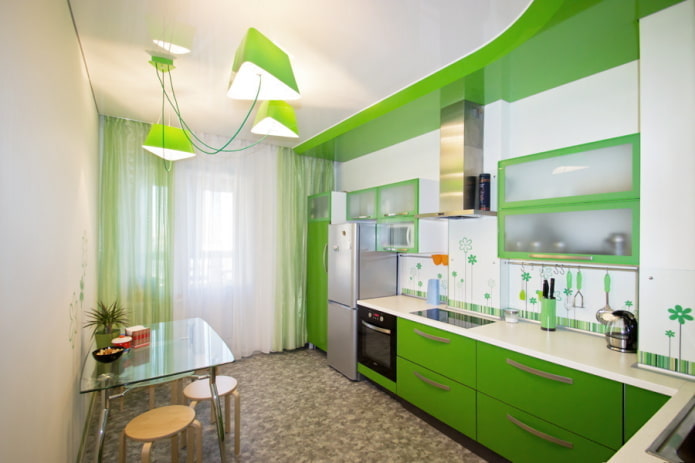 baltos ir žalios lubų konstrukcijos virtuvėje
