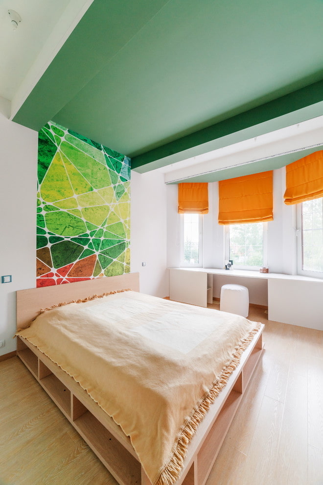 zielona konstrukcja sufitu w sypialni