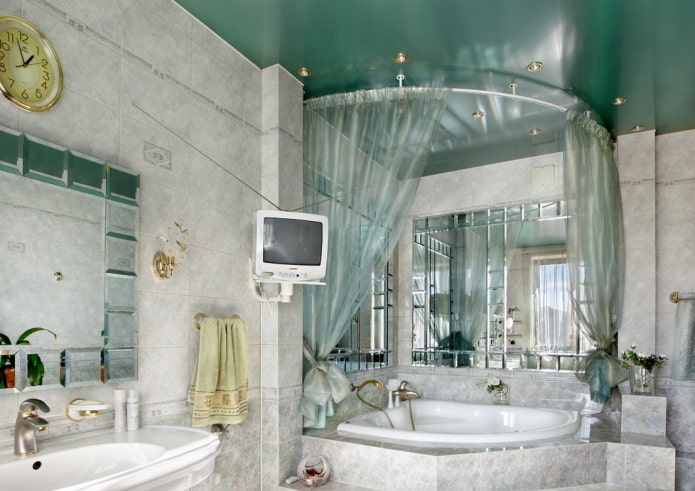 зелено опънато платно в банята