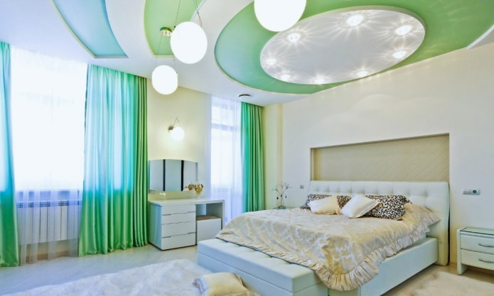 baltos ir žalios lubų konstrukcijos miegamajame