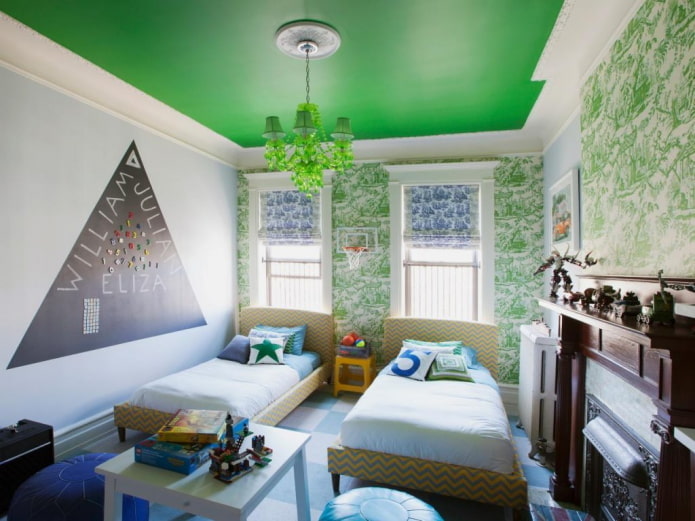 groen plafond met kroonluchter