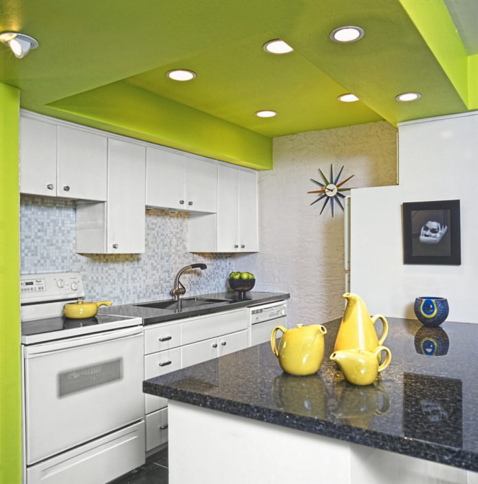zelená stropní konstrukce v kuchyni