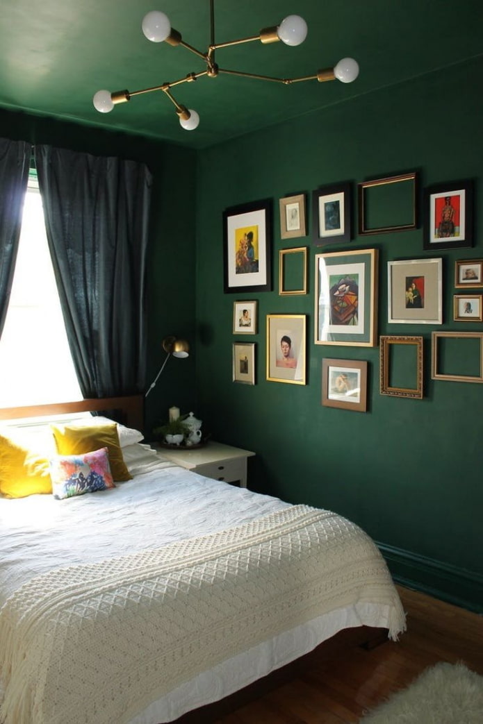 žalia lubų konstrukcija miegamajame