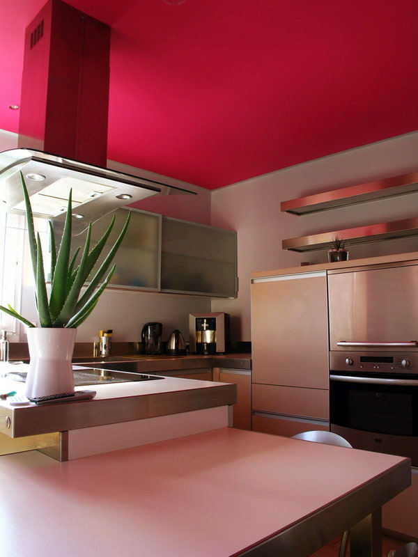 vaaleanpunainen katto keittiössä