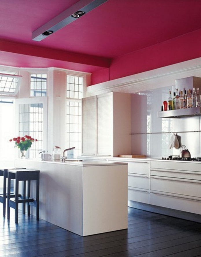 rožinės lubos virtuvėje