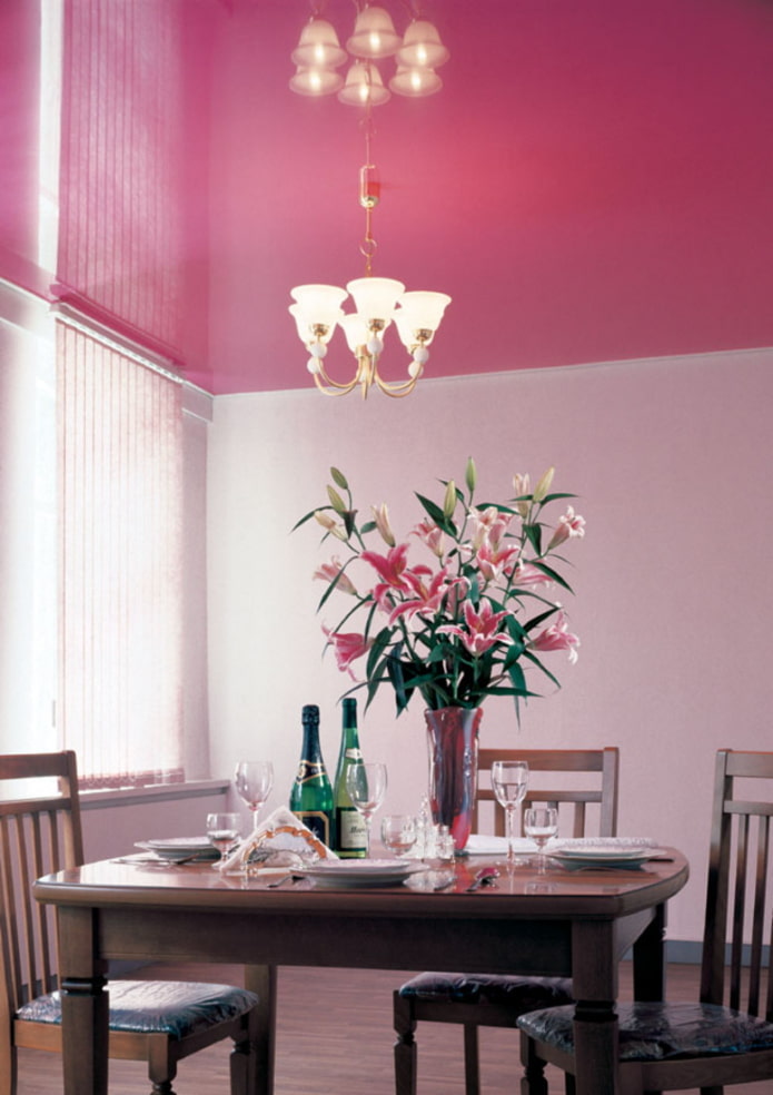 ružová napínacia látka v interiéri