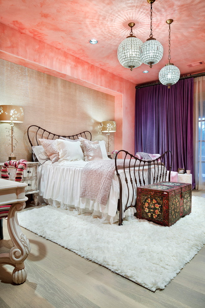 różowy sufit w sypialni